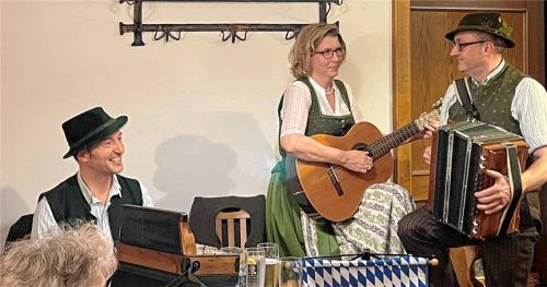 Sprecher Heine Albrecht freut sich über die herzerfrischenden Couplets vom Duo „Zwoagschroa“ mit Ulli Köstl und Christian Jaud (von links).Foto  Janeczka