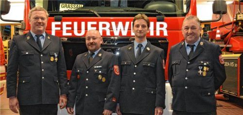 Stabübergabe bei der Grassauer Feuerwehr: (von links) Vorsitzender Michael Zillner übergab an Florian Gradl. Auch löst Ruppert Ganslmaier den Zweiten Vorsitzenden Hans Göls ab. Foto Eder
