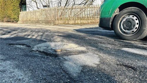 Statt kleinflächig Schäden zu reparieren, soll nach dem Wunsch eines Anwohners die Carl-Riedl-Straße saniert werden. Foto Lohmann