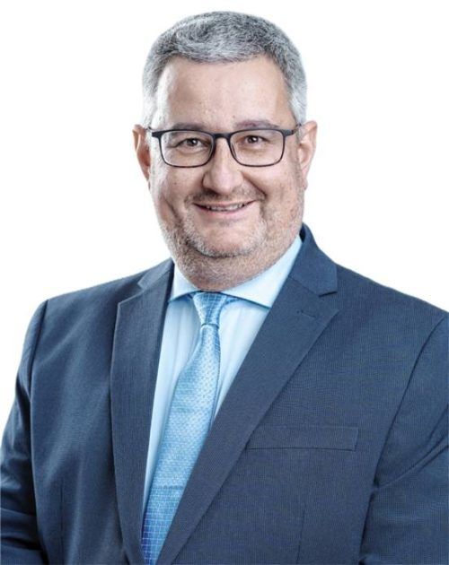 Stefan Lederwascher (CSU) muss den Schreibtisch im Flintsbacher Bürgermeisterbüro räumen. Foto re