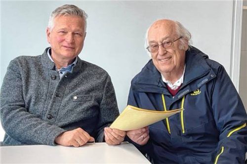 Stellvertretender Vorsitzender Hans Fößmeier (rechts) übergab 372 Euro an Bürgermeister Richard Richter. Foto Mischi