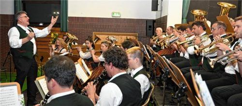 Stephan Heinke (links) schwingt bei der Musikkapelle Großholzhausen seit 20 Jahren den Dirigentenstab.Foto Franz Ruprecht