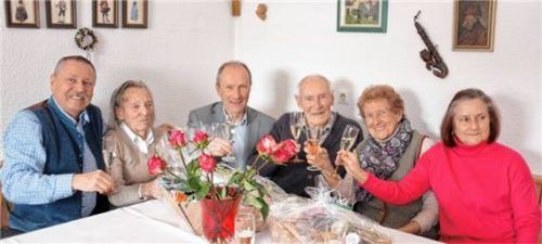 Stießen auf gute Gesundheit an: (von links) Sohn Karl, Ehefrau Rosi, der Siegsdorfer Bürgermeister Thomas Kamm, der Jubilar Karl Sareiter, die stellvertretende Landrätin Resi Schmidhuber und Inge Schuböck vom VdK Siegsdorf. Foto Krammer