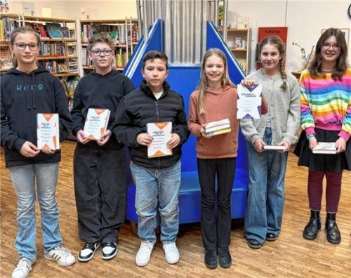 Stolz präsentieren sie ihre Urkunden: (von links) Eva-Maria Frank, Hannes Eder, Leon Can Özdemir, Laura Zeidner, Paula Krause und Romy Schröer sowie Elsa Kameri (nicht auf dem Bild). Foto Gruber