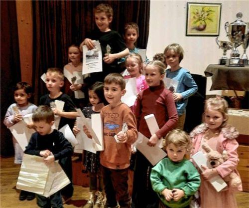 Stolz präsentierten die Kinder nach dem Rennen ihre Urkunden und Pokale.Foto re