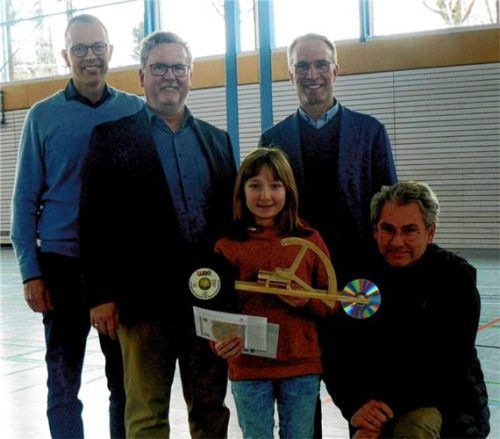 Stolze Siegerin: (vorne, von links) Patricia Riedl und ihr Papa mit (hinten, von links) Stefan König, Thomas Fraundorfner und Robert Pötzsch.Foto Fischer