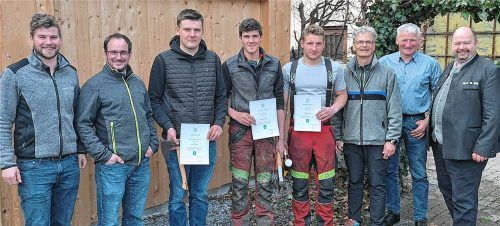 Strahlende Gesichter nach der Preisverleihung bei (von links) Florian Hötzelsberger, Christian Tegethoff, den drei Wettbewerbssiegern Leonhard Lampersberger, Marinus Singer sowie Josef Mayr, Michael Luckas, Alois Kalteis und Josef Andres.Fotos Stache