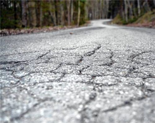 Straßenschäden finden sich im Gemeindegebiet Samerberg an mehreren Stellen. Foto Deindl