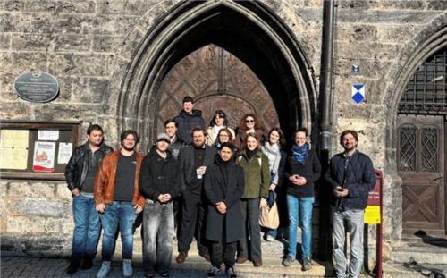 Studierende der Universität Mannheim mit Professor Dr. Hiram Kümper (Vierter von links), daneben Dr. Anja Thaller, vor dem Rathaus Wasserburg.Foto  Stephanie Utschig