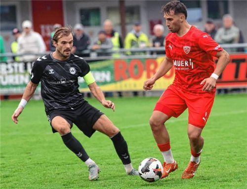 Szene aus dem Hinspiel: Buchbachs Samed Bahar gegen Felix Bachschmid.Foto Buchholz