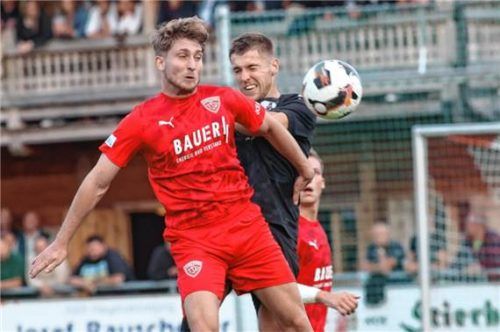 Szene aus dem Hinspiel, das die Buchbacher in Unterzahl mit 1:0 für sich entscheiden konnten: Andreas Hirtlreiter (links) setzt sich gegen Dennis Ruisinger durch.Foto Buchholz