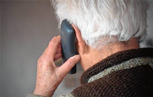 Telefonbetrüger haben es vor allem auf ältere Menschen abgesehen. Foto IMAGO/Sven Simon