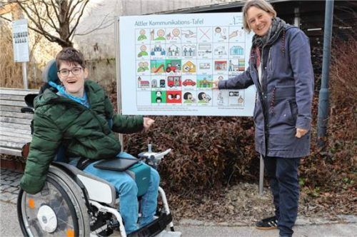 Testen die neue Kommunikationstafel vor dem Kloster: Celina Eder, Mitglied im Arbeitskreis Unterstützte Kommunikation (links), und Nina Scherer, Leiterin Fachdienst Wohnen und Unterstützte Kommunikation.Foto Stiftung Attl,