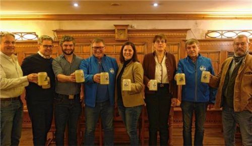 Testeten das Bier fürs Starkbierfest: (von links) Klaus Heimeldinger, Helmut Wurm, Stefan Speckmeier, Matthias Huber, Julia Hinter, Marlis Röhrl, Karl Engelbrecht und Thomas Mück. Foto Fuhrmann