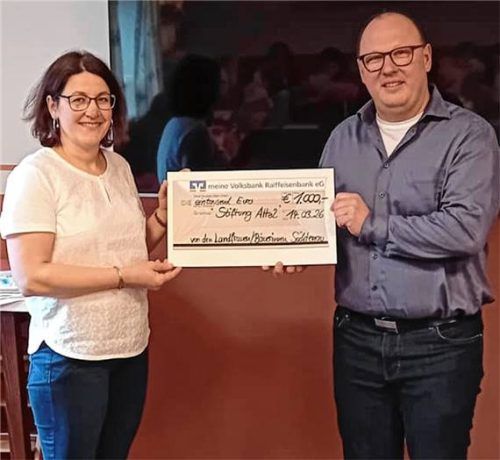 Theresia Kronast übergab den Spendenscheck im Namen der Landfrauen und Bäuerinnen von Söchtenau und Schwabering an Florian Ott von der Stiftung Attl.Foto Stiftung Attl