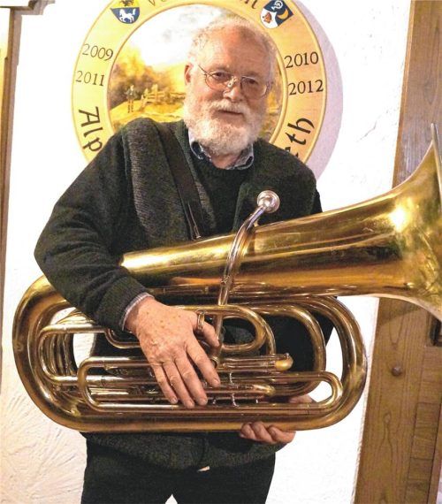 Thomas Pummerer aus Riedering eröffnete und beendete seinen Vortrag zum Thema Hochbeet mit Tubaspiel und Gstanzln. Foto Richterstetter