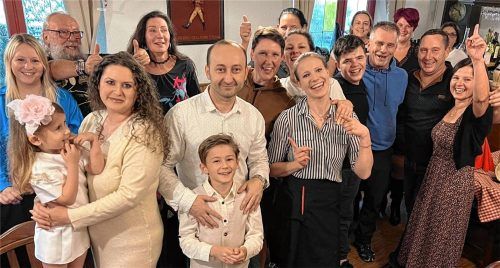 Tibor Tavali (Mitte), hier 2023 unter anderem mit seiner Familie bei Feierlichkeiten im „Servus Füglein“, übernimmt den Brückenwirt. Foto Gerlach