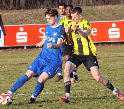 Tögings Kapitän Erich Kirchgeßner (rechts) bedrängt Ampfings Torschützen Kevin Kuffel. Foto Michael Buchholz