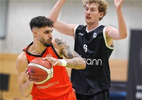 Traunsteins Topscorer Adrian Mitchell (links) gegen den für Augsburg spielenden Bastian März.Foto Hans Weitz