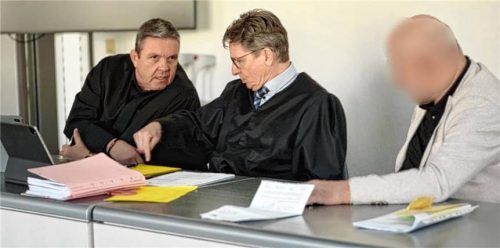 Über 20 Jahre war er Kämmerer der Stadt Mühldorf (rechts). Am zweiten Verhandlungstag hatte er Frank Starke (links) und Harald Baumgärtl an seiner Seite. Foto Eschenfelder