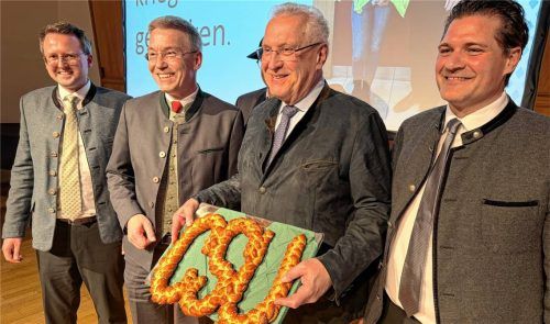 Über eine CSU-Breze als Geschenk durfte sich Innenminister Joachim Herrmann (Dritter von links) freuen. Sie wurde ihm von (von links) Bürgermeister Stephan Schlier, Landrat Otto Lederer und dem Bad Aiblinger CSU-Ortsvorsitzenden Dr. Thomas Geppert überreicht. Fotos Kotter