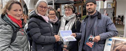 Übergabe der Petition am Wahlstand der Linken, auch Grüne und ÖDP wurden besucht.