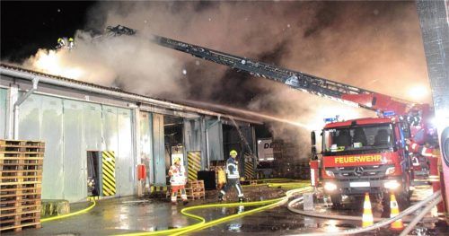 Um an das Feuer im Dach besser heranzukommen, wurde auch eine Drehleiter eingesetzt. Foto Reisner