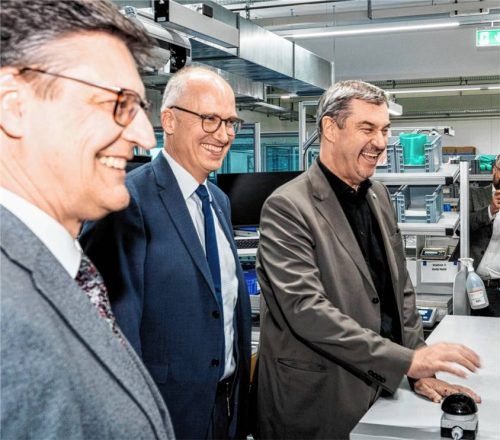 Unter den Augen von Mühldorfs Landrat Max Heimerl (links) und ODU-Geschäftsführer Dr. Henner Spelsberg drückte Ministerpräsident Dr. Markus Söder auf den Startknopf für das neue Logistikzentrum. Foto Rudolf Mayer