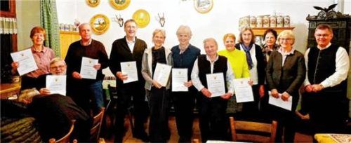 Urkunden für langjährige Sänger des Samerberger Kirchenchores. Foto re