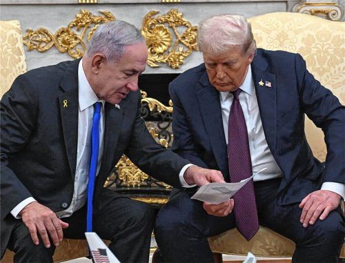 US-Präsident Donald Trump (rechts) und der israelische Ministerpräsident Benjamin Netanjahu unterhalten sich während eines Treffens im Weißen Haus. Foto dpa
