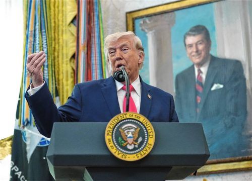 US-Präsident Donald Trump spricht während der Vereidigung von US-Heimatschutzminister Mullin im Oval Office des Weißen Hauses. Foto dpa