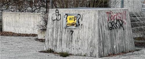 Vandalen beschmieren Sponsorentafeln und Wände im Waldbad. Fotos  Förderverein Waldbad