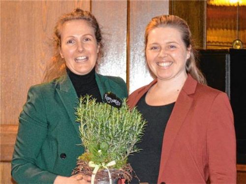 Vereinsvorsitzende Barbara Leitner dankte Elfi Peters für den gelungenen Einblick in die Welt der Wiesenkräuter. Foto  Eder