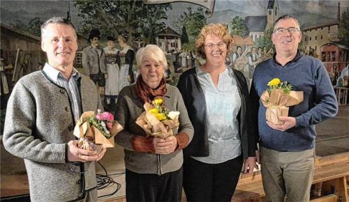 Vereinsvorsitzende Resi Gschwendtner (Zweite von rechts) mit den neuen Vereinsmitgliedern (von links) Rupert Herzog, Elisabeth Stigloher und Ulf Vogel. Foto Renate König