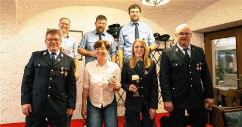 Verhandlung erfolgreich abgeschlossen: (vorne, von links) Festleiter Georg Zeller, Schirmherrin Sissi Schätz, die Windener Feuerwehrvorsitzende Bianca Blabsreiter und der stellvertretende Festleiter Florian Ott sowie (hinten, von links) die Pyramooser Feuerwehrvorsitzende Sarah Numberger, Moderator Wolfgang Seisenberger und der Pyramooser Kommandant Sebastian Hintermayer.Foto Blabsreiter