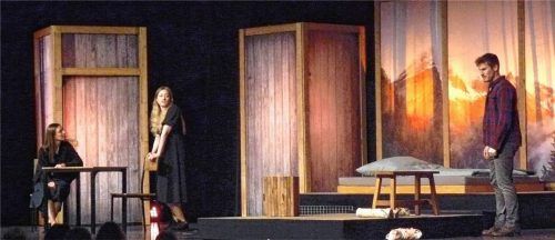 Verstrickt in einem Dreieck aus Gefühlen, Schuld und Verletzungen: Luise Oevermann als Rebecca, Mirja Henking als Helen und Alexander Milz als Paul. Foto Fischer