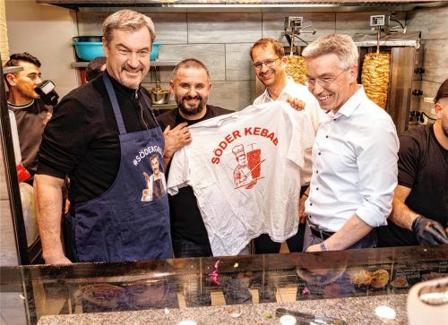 Verteilten gemeinsam Döner an die Rosenheimer: (von links) Ministerpräsident Markus Söder, Ilhan Naz vom King-Imbiss, Oberbürgermeister Andreas März und Landrat Otto Lederer. Foto Balk