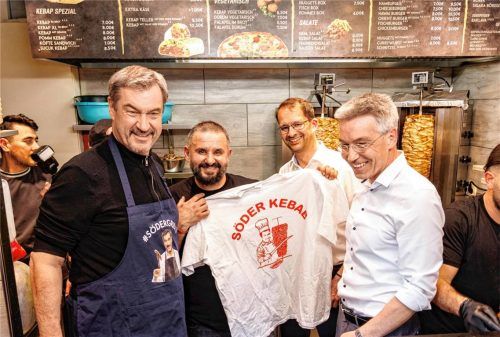 Verteilten gemeinsam Döner an die Rosenheimer: (von links) Ministerpräsident Markus Söder, Ilhan Naz vom King-Imbiss, Oberbürgermeister Andreas März und Landrat Otto Lederer. Foto Matthias Balk
