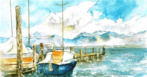 Vertrauter Anblick: ein Segelboot an einem Steg am Chiemseesufer. re