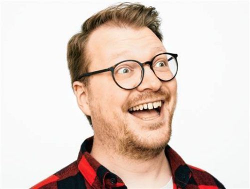 Verzweifelt höchst amüsant an den Unbilden des Lebens: Maxi Gstettenbauer.Foto Marvin Ruppert