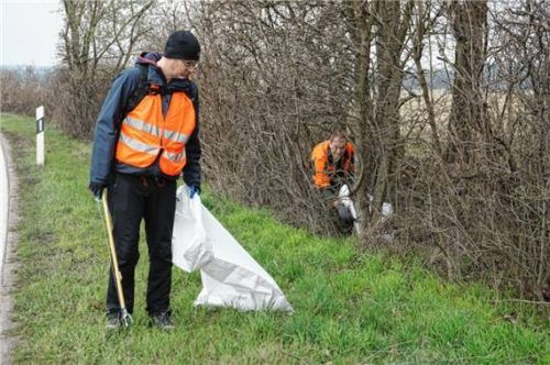 Viel Müll war auch am Rande der Umgehungsstraße zu finden. Foto MELING