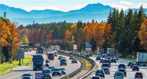 Viel Verkehr auf der Autobahn A8. Foto dpa
