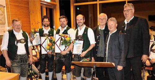 Viele Hemden durchgeschwitzt haben in den 25 Jahren aktives Musizieren (ab Zweiter von links) Josef Stuffer junior, Florian Killinger und Dirigent Michael Mayer, die von Martin Maier (links) sowie (von rechts) Martin Rauscher, Martin Embacher und Leonhard Eisner geehrt wurden. Foto Strim