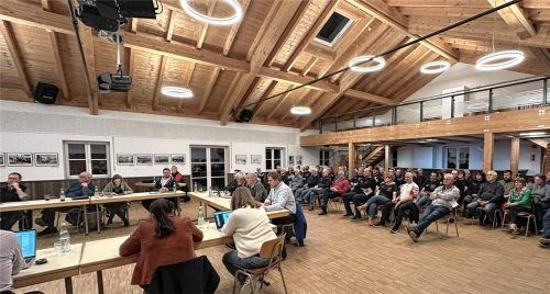 Viele Zuhörer waren gekommen, um sich über die Themen aus der Albachinger Gemeinderatssitzung im Februar zu informieren. Foto Gießibl