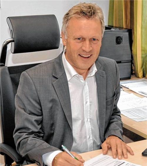 Vogtareuths Bürgermeister Rudolf Leitmannstetter an seinem Schreibtisch im Rathaus. Foto Schlecker