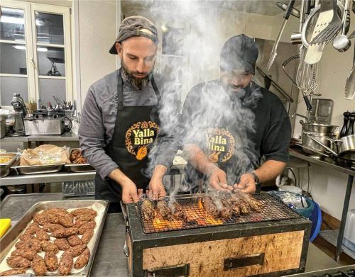 Voller Einsatz am Grill: Patrick Bellahouel und Gastkoch Mudy. Foto Patrick Nägele