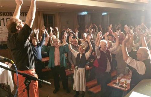 Voller Körpereinsatz: Fabian Schluck bringt als Pfarrer Friedl das Kirchenvolk in Bewegung. Foto