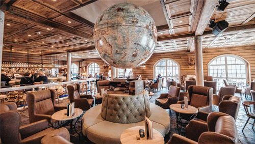 Von der gemütlichen Almhütte bis zum modernen Betriebsrestaurant: Die Schreinerei gestaltet Gastronomieräume, die begeistern. Theken, Sitzlandschaften, Wandverkleidungen und komplette Raumkonzepte aus einer Hand, wie hier die Bar im Eriksson in Kronasar.