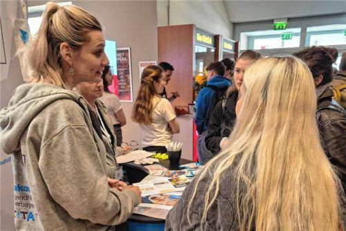 Von konkreten Situationen wie dem Ausbildungsalltag können die Betriebe und Einrichtungen auf der Messe direkt berichten. Foto görlitz