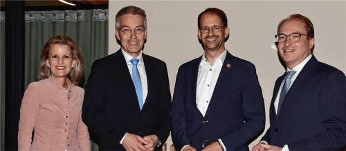 Vor dem „Franz am Wiesntor“: (von links) Bundestagsabgeordnete Daniela Ludwig, Landrat Otto Lederer, Oberbürgermeister Andreas März und Bundesinnenminister Alexander Dobrindt. Foto  Schlecker